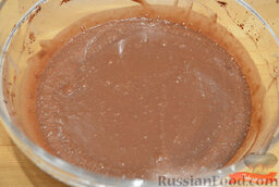 Шоколадные блинчики: Влить молоко и еще раз смешать миксером. Оставить тесто для шоколадных блинчиков на 10 минут.