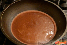Шоколадные блинчики: Выпекаем тонкие блинчики на горячей сковороде.  Готовые шоколадные блинчики подаем к столу. Приятного аппетита!