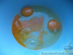 Нежнейшие блины на молоке: В миску вбить 3 яйца.