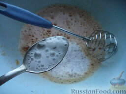 Нежнейшие блины на молоке: Соду погасить уксусом и влить в миску. Хорошо взбить.