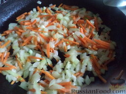 Украинский борщ со свиной ножкой и фасолью: Разогреть сковороду, налить растительное масло. В горячее масло выложить лук и морковь. Тушить на среднем огне, помешивая, 3-4 минуты.