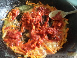 Украинский борщ со свиной ножкой и фасолью: Добавить томатную пасту. Тушить все вместе, помешивая, 1-2 минуты.
