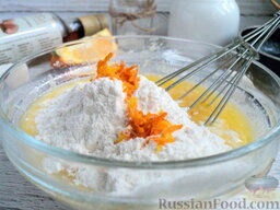 Коржики: Добавьте пшеничную муку, цедру половины апельсина. Предварительно обязательно обдайте апельсин крутым кипятком, хорошенько его вымойте с жесткой щеткой.