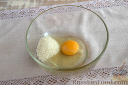 Блины кружевные: Смешиваем в глубокой миске сахар и сырое яйцо, добиваемся однородной консистенции.