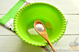 Ажурные блины на кипятке: В подходящей миске соединяем яйца, сахар и соль.