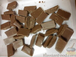 Круассаны с шоколадом: Разрежьте каждый квадратик шоколада пополам, так будет удобнее скручивать круассан.
