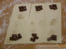 Круассаны с шоколадом: Присыпьте слегка корицей, на широкую часть треугольника выложите шоколад. Скрутите от широкой части к узкой.