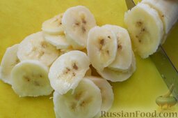 Крем творожный с бананами: Очистить бананы от кожуры и нарезать произвольным образом.