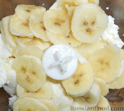 Крем творожный с бананами: Поместить нарезанные бананы в чашу блендера.