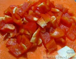 Рис с курицей, фасолью и перцем: Болгарский перец порубите кубиком.