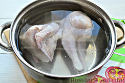 Галушки с цыпленком: Цыплячью тушку промываем, удаляем перышки (если таковые имеются). Переправляем цыпленка в кастрюлю, чтобы отварить до готовности.
