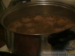 Щи из квашеной капусты с фрикадельками: В бульон, где варится картофель, добавить немного соли и специи по вкусу. Выкладываем аккуратно фрикадельки, накрываем крышкой и варим в течении 25 минут на медленном огне.