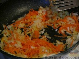 Щи из квашеной капусты с фрикадельками: Подготовим обжарку для щей. На сковороде обжарить на растительном масле нарезанный репчатый лук и натёртую морковь - 10 минут.
