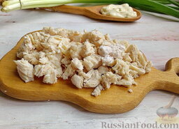 Салат с курицей и маринованными грибами: Филе курицы сварить в солёной воде, полностью остудить, нарезать сегментами среднего размера произвольной формы.