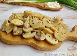 Салат с курицей и маринованными грибами: Маринованные грибы достать из банки, слить лишний маринад, нарезать пластинками.