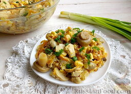 Салат с курицей и маринованными грибами: Из большой ёмкости салат переложить в красивую тарелочку, сверху посыпать кольцами зелёного лука.