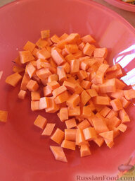 Жареный рис по-янчжоуски: Также следует порезать кубиками одну крупную морковь.