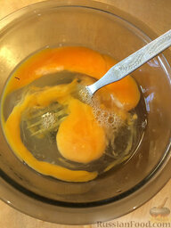 Жареный рис по-янчжоуски: Теперь разбиваем в чашку яйца, перемешиваем их.