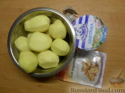 Запеченный картофель со сметаной (в мультиварке): Подготовить продукты.