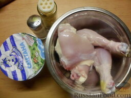 Курица со сметаной и приправами (в мультиварке): Подготовить продукты.