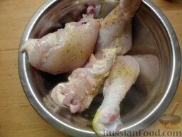 Курица со сметаной и приправами (в мультиварке): Снять с куриных четвертей кожицу. Тщательно вымыть. Посолить, приправить, добавить сметану. Все перемешать.