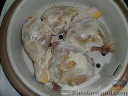 Курица со сметаной и приправами (в мультиварке): Выложить курицу на специальную тарелку для приготовления 