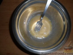 Творожно-яблочное суфле в микроволновке: Взбить яйцо со щепоткой соли и ванильным сахаром.