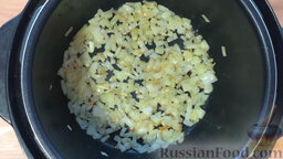 Рис с лососем (в мультиварке): Обжариваем лук на сливочном масле до золотистой корочки в мультиварке в режиме 