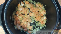 Рис с лососем (в мультиварке): Добавляем брюшки лосося и обжариваем несколько минут.