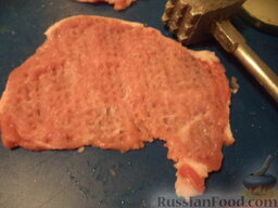 Свиные битки (отбивные) в кляре: Свинину вымыть, обсушить, нарезать поперек на кусочки примерно по 1 см толщиной. Отбить мясо кухонным молотком.