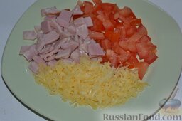 Вкусный салат с ветчиной, сыром, помидорами и сухариками: Добавляю натёртый сыр к ветчине и помидорам.