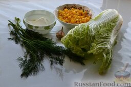 Салат из пекинской капусты: Подготавливаю продукты: пекинскую капусту, консервированную кукурузу, чеснок, укроп и сметану.