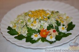 Салат из пекинской капусты: Украшаю салат свежей петрушкой и съедобными цветами из вареной моркови, яблока и белка куриного яйца.
