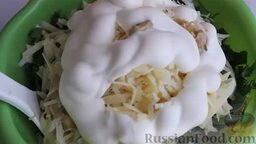 Куриная грудка "под шубой", в духовке: Посолим по вкусу, добавим горчицу и майонез, перемешаем.