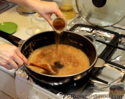 Блинчики "Креп Сюзетт" (домашний вариант): Осторожно вливаем в соус апельсиновый сок и коньяк, продолжаем помешивать, чтобы соус приобрел однородную гладкую структуру.