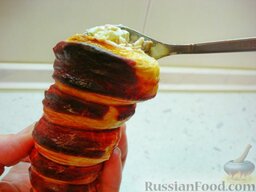 Мясной салат «Морковка»: Фаршировать остывшие трубочки салатом.