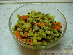 Рассольник с почками: Обжарить лук, морковь. Когда лук станет слегка прозрачным, добавить в сковороду соленые огурцы. Продолжить обжаривание овощей.