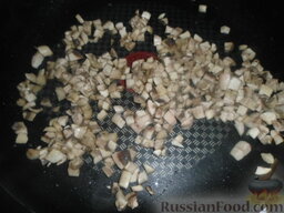 Куриный рулет с грибами (в мультиварке): В той же сковородке обжарить грибы, пока не испарится жидкость.