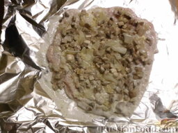 Куриный рулет с грибами (в мультиварке): Вынуть филе из холодильника. На середину выложить начинку из грибов, лука и сыра, скрутить в рулет.