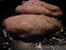 Куриный рулет с грибами (в мультиварке): Обжарить на сковороде минут 5, до зарумянивания корочки.