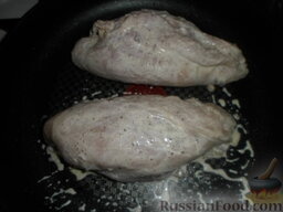 Куриная грудка с яйцом и грибами (в мультиварке): Выложить рулет на сковороду, и обжарить до румяной корочки.