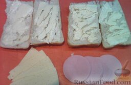 Французские тосты "Крок-месье" и "Крок-мадам": Нарезаем хлебушек. Намазываем на хлеб масло.  Нарезаем сыр и колбасу.