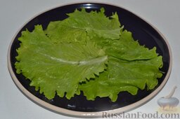 Салат с кальмарами: Вымыть три листика салата, положить их в тарелку.