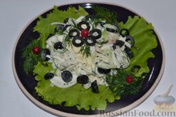 Салат с кальмарами: Готовый салат выложить на листья салата горкой, украсить укропом, колечками оливок и ягодами клюквы. Приятного аппетита!