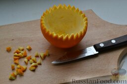 Салат с курицей и кукурузой, в апельсиновых корзиночках: Затем вырезаю зубчики по краям апельсиновых половинок. Зубчики удобно вырезать маленьким ножом, положив корзиночку из апельсиновой кожуры боком на разделочную кухонную доску.