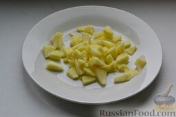 Салат с курицей и кукурузой, в апельсиновых корзиночках: Нарезаю очищенное яблоко на маленькие кусочки.