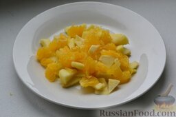 Салат с курицей и кукурузой, в апельсиновых корзиночках: Отправляю кусочки яблока к нарезанной мякоти апельсина.