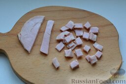 Праздничный салат с ветчиной и болгарским перцем: Ветчинную колбасу нарезаем кубиками. Нарезка кубиками не принципиальна, можно нарезать соломкой.