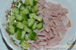 Праздничный салат с ветчиной и болгарским перцем: Свежий огурец вымываем, нарезаем тоже кубиками или соломкой, отправляем к нарезанной ветчине.