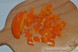 Праздничный салат с ветчиной и болгарским перцем: Болгарский сладкий перец вымываем под проточной водой. Разрезаем перец, убираем из него семена. Затем нарезаем перец кубиками или соломкой.
